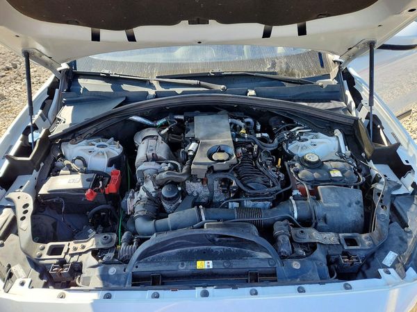 2017 JAGUAR F-PACE R-Sport — Engine bay