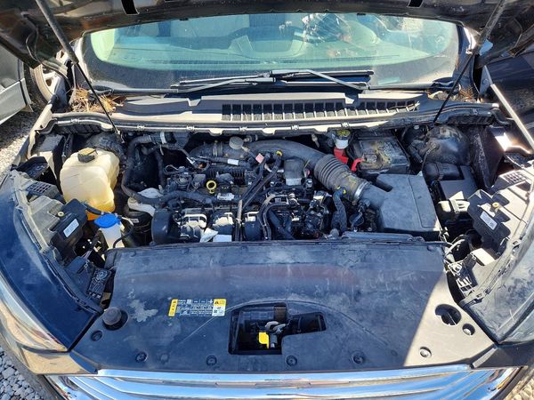 2020 FORD EDGE Titanium — Engine bay
