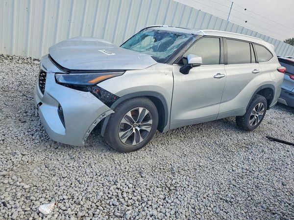 2022 TOYOTA HIGHLANDER XLE — Front 3/4