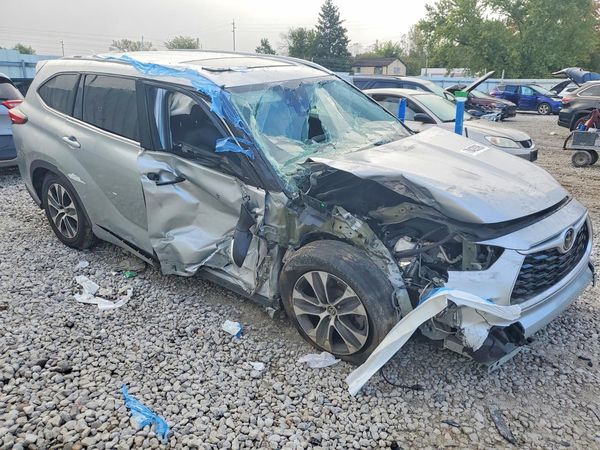 2022 TOYOTA HIGHLANDER XLE — Passenger 3/4