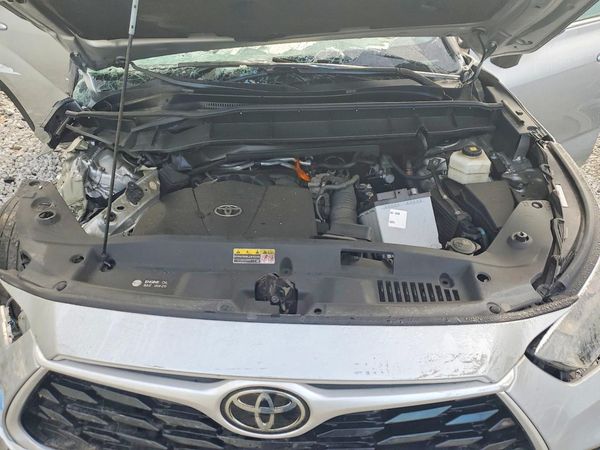 2022 TOYOTA HIGHLANDER XLE — Engine bay