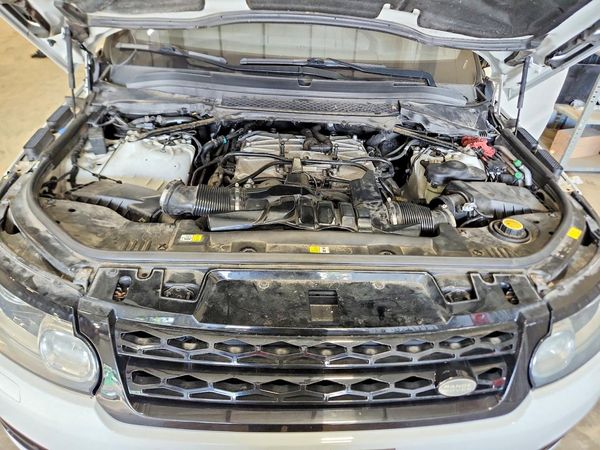 2016 LAND ROVER RANGEROVER — Engine bay