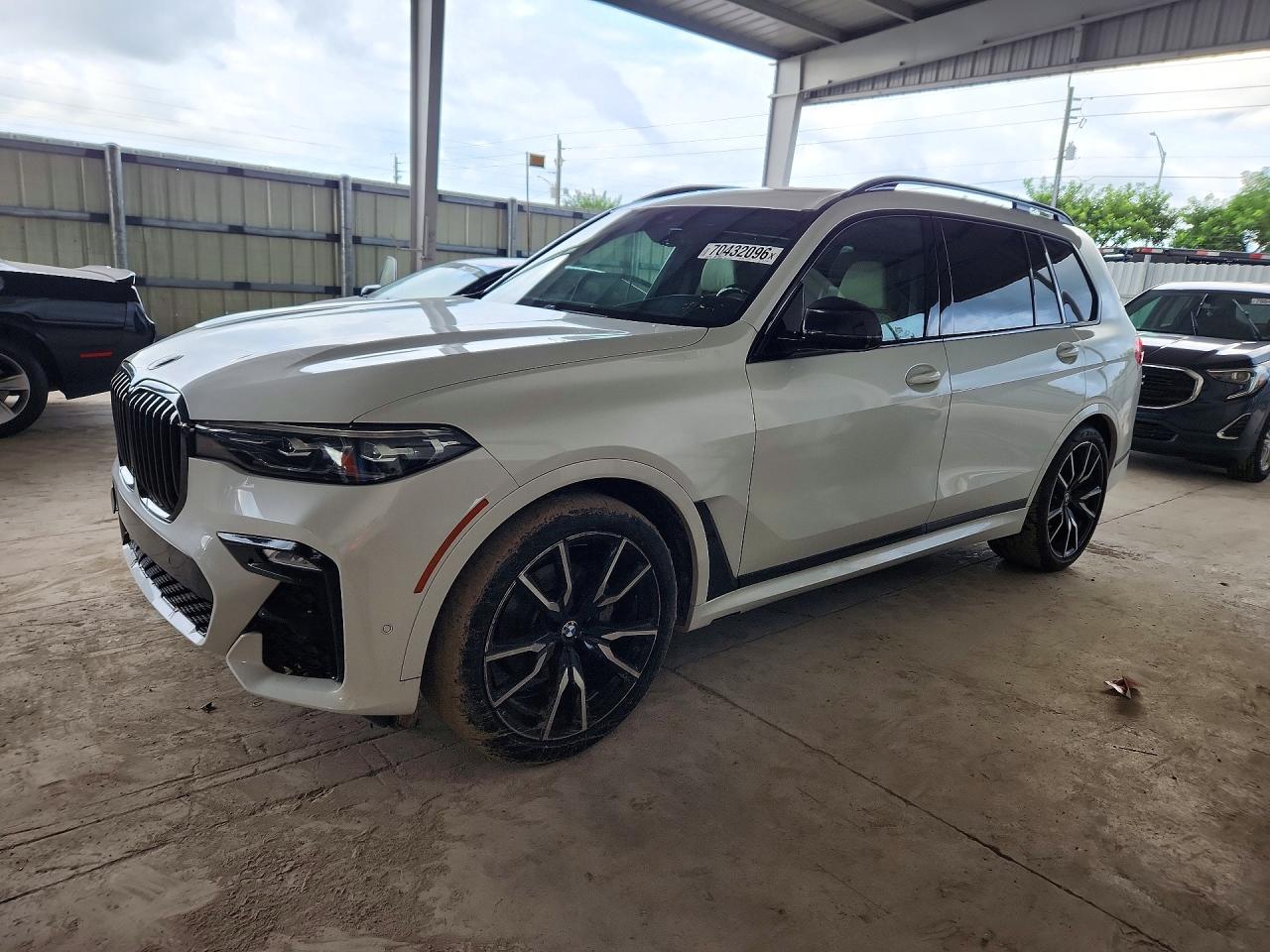 2022 BMW X7 xDrive40i — Front 3/4