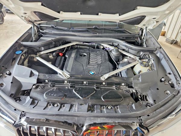 2022 BMW X7 xDrive40i — Engine bay