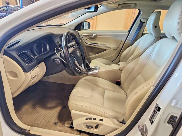 2015 VOLVO S60 Premier (non R design) — DENT
