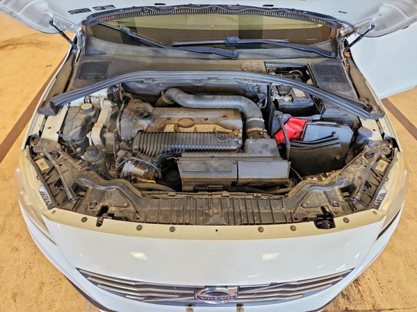 2015 VOLVO S60 Premier (non R design) — Engine bay