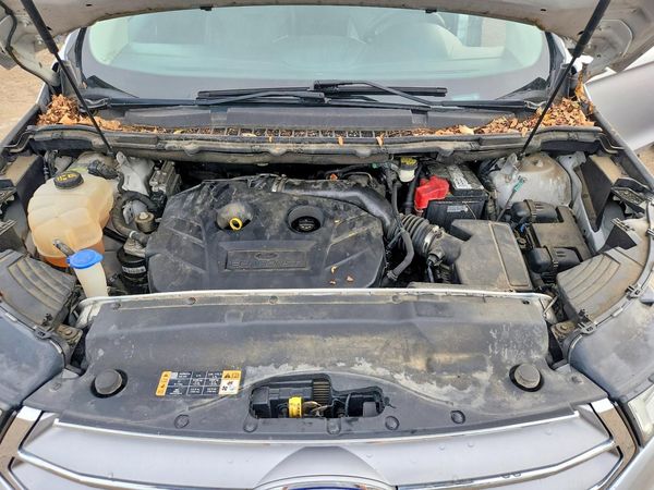 2017 FORD EDGE Titanium — Engine bay