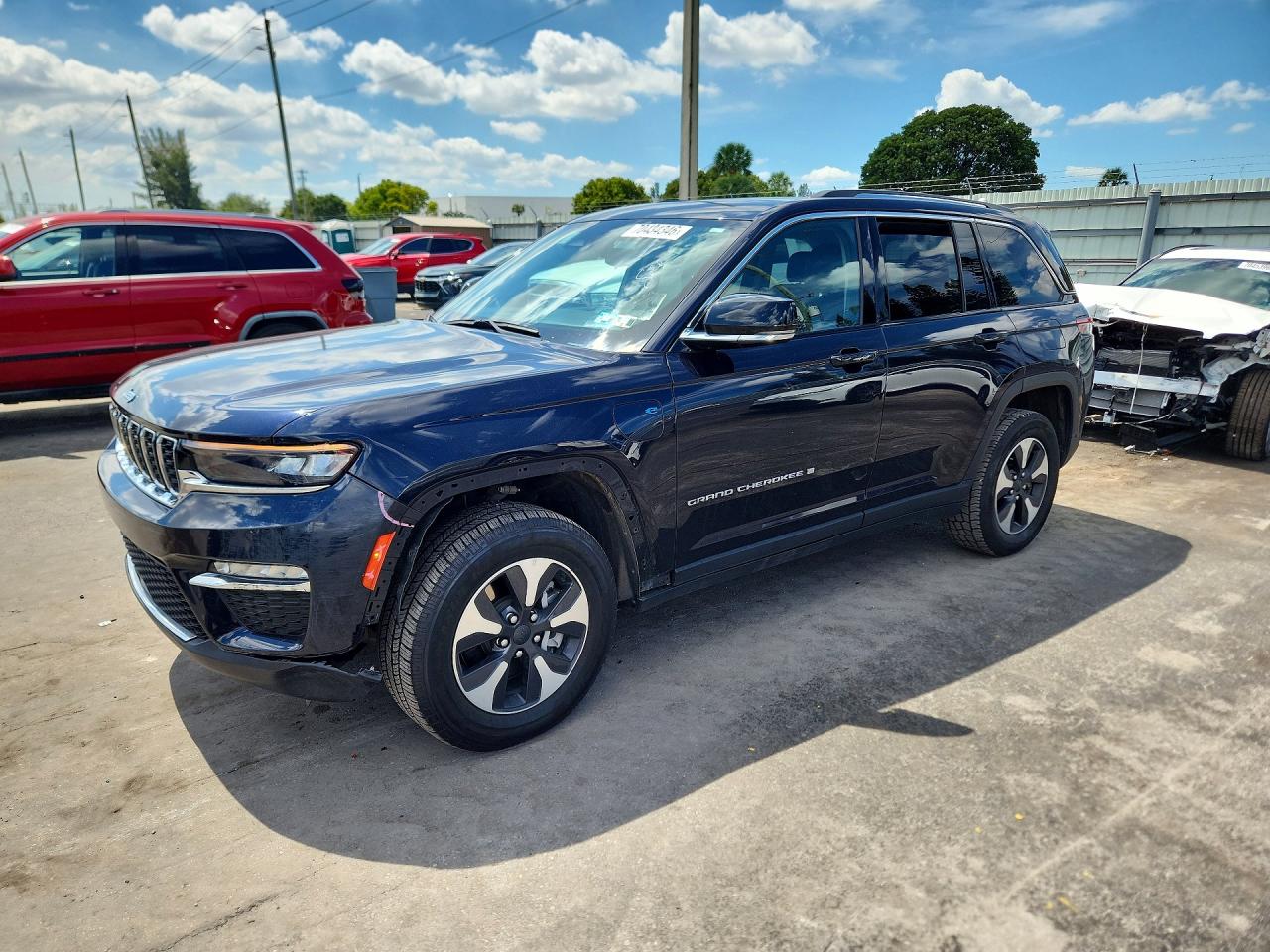 2024 JEEP GRAND CHEROKEE Limited 4XE — Front 3/4