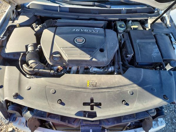 2014 CADILLAC XTS Platinum — Engine bay