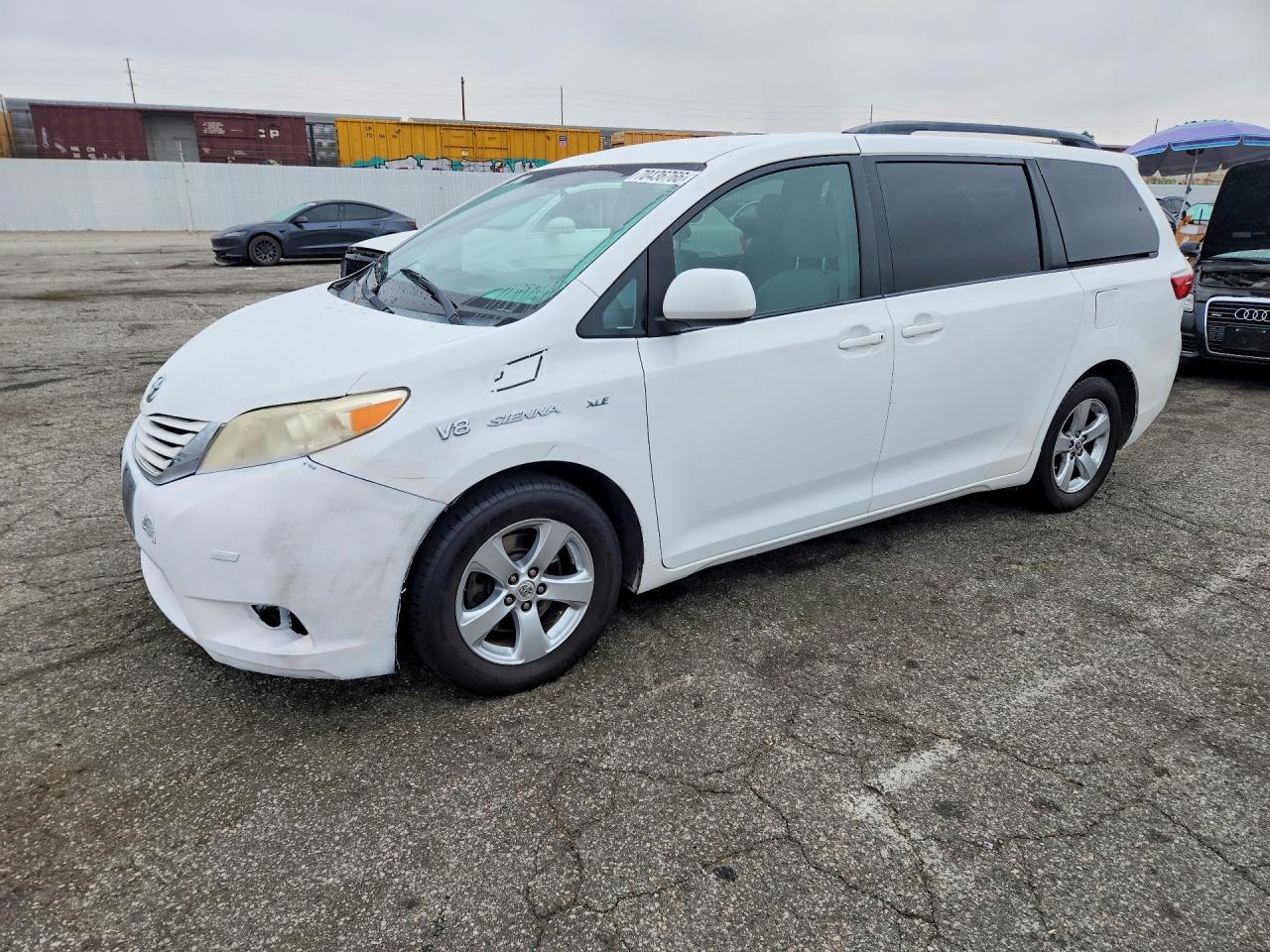 2015 TOYOTA SIENNA — Front 3/4