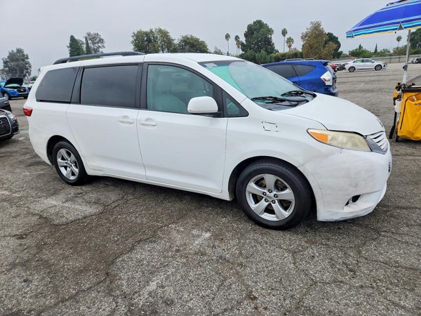 2015 TOYOTA SIENNA — Passenger 3/4