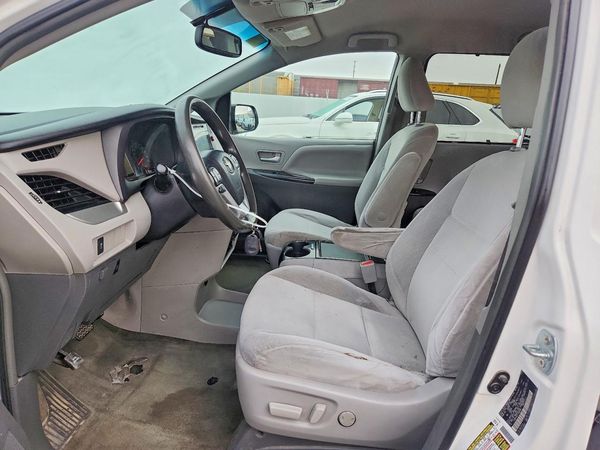 2015 TOYOTA SIENNA — DENT