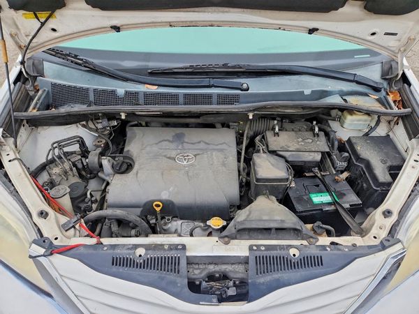 2015 TOYOTA SIENNA — Engine bay