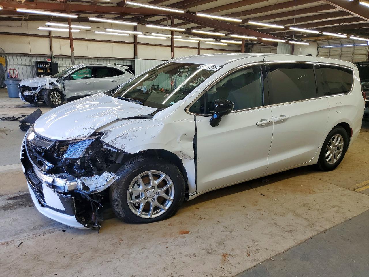 2027 CHRYSLER PACIFICA Select — Front 3/4