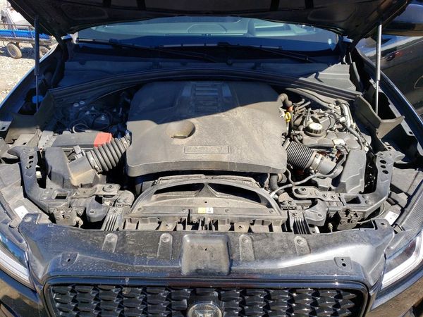 2024 JAGUAR F-PACE P400 R-Dynamic S — Engine bay