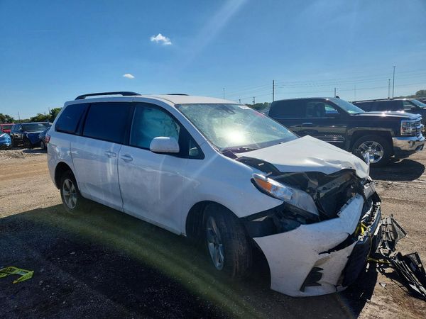 2018 TOYOTA SIENNA LE — Passenger 3/4