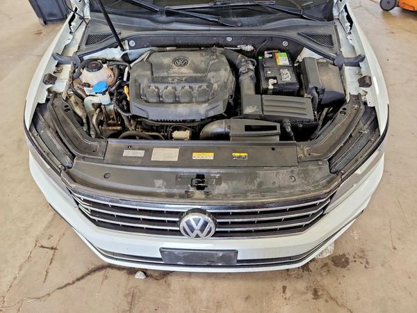 2018 VOLKSWAGEN PASSAT SE, SE w/ Technology — Engine bay