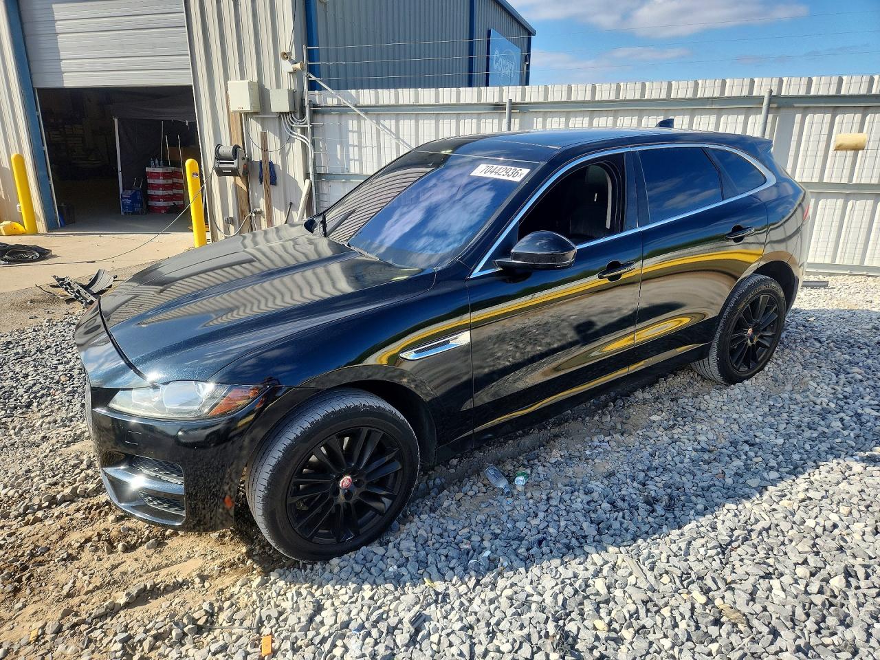 2019 JAGUAR F-PACE Prestige — Front 3/4
