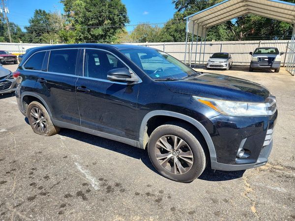 2019 TOYOTA HIGHLANDER LE — Passenger 3/4