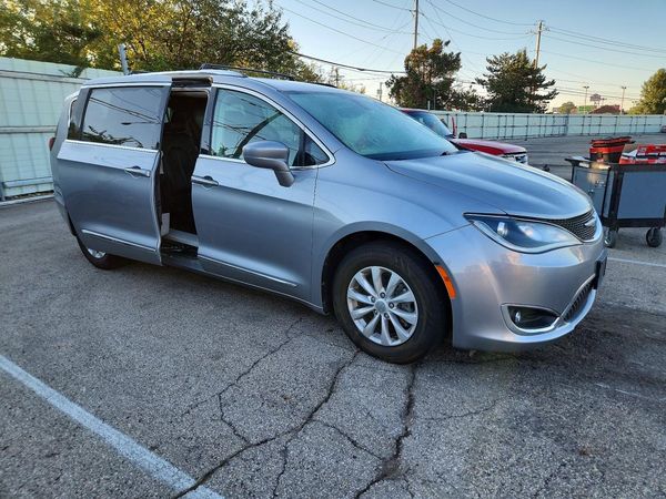 2019 CHRYSLER PACIFICA Touring L — Passenger 3/4