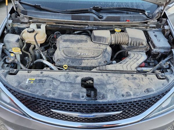 2019 CHRYSLER PACIFICA Touring L — Engine bay