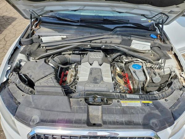 2013 AUDI Q5 Premium Plus — Engine bay