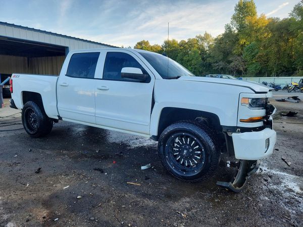 2018 CHEVROLET SILVERADO LT — Passenger 3/4