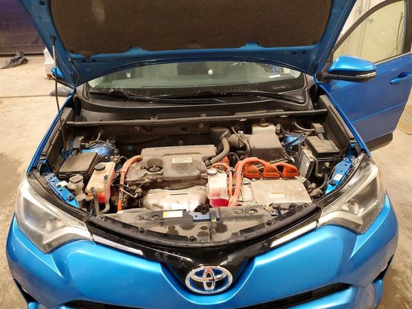 2016 TOYOTA RAV4 XLE (M Grade) — Engine bay
