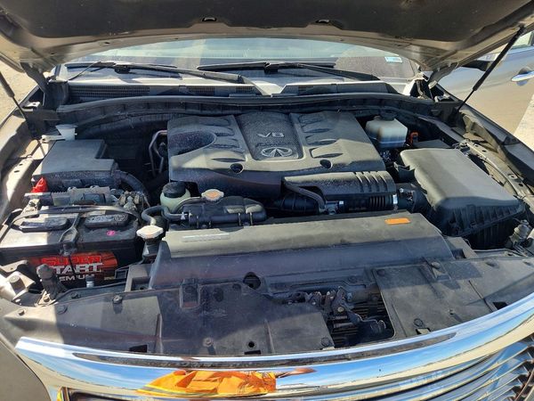 2014 INFINITI QX80 — Engine bay