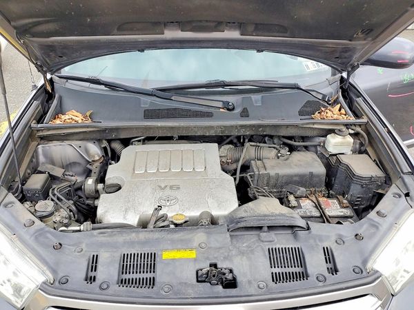 2012 TOYOTA HIGHLANDER Base/Hybrid — Engine bay