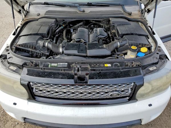 2013 LAND ROVER RANGEROVER HSE LUX — Engine bay