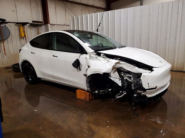 2020 TESLA MODEL Y — Passenger 3/4