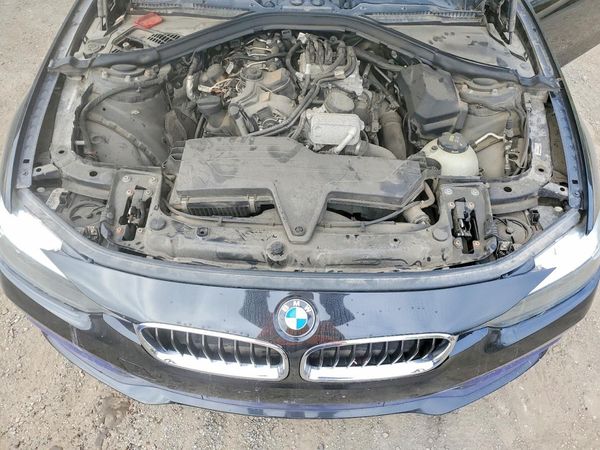 2016 BMW 320 xDrive SA — Engine bay