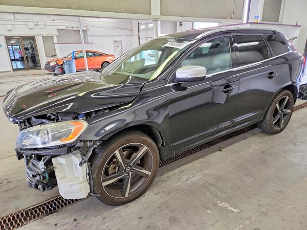 2015 VOLVO XC60 Premier (non R design) — Front 3/4