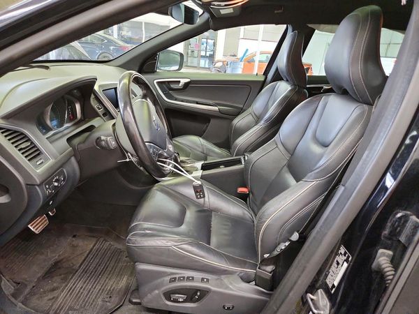 2015 VOLVO XC60 Premier (non R design) — DENT
