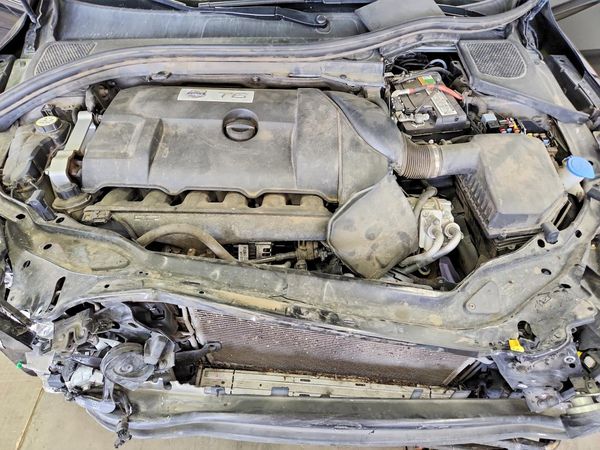 2015 VOLVO XC60 Premier (non R design) — Engine bay