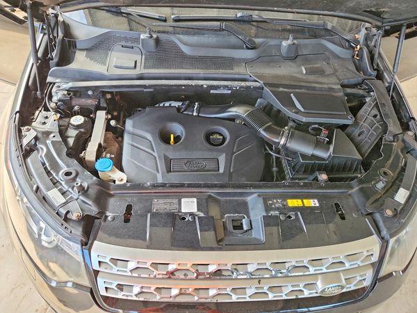 2016 LAND ROVER DISCOVERY HSE — Engine bay
