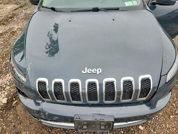 2018 JEEP CHEROKEE Limited — Engine bay