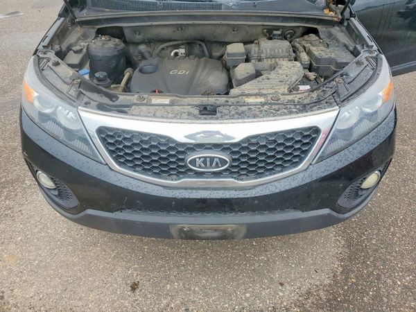 2013 KIA SORENTO Base / LX — Engine bay