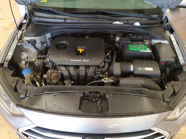 2017 HYUNDAI ELANTRA — Engine bay