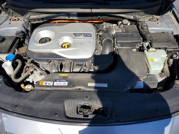 2016 HYUNDAI SONATA GL (Middle-Low) — Engine bay