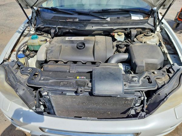 2014 VOLVO XC90 4D SU — Engine bay