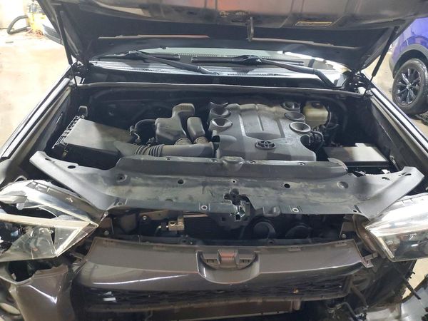 2017 TOYOTA 4RUNNER — Engine bay
