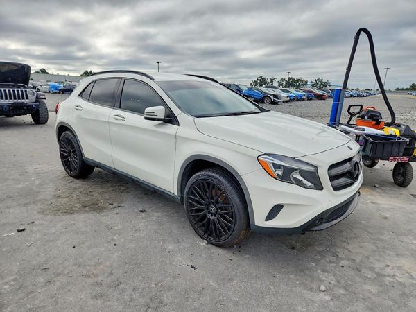 2015 MERCEDES-BENZ GLA-CLASS GLA250 — Passenger 3/4