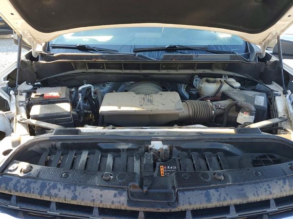 2021 CHEVROLET SILVERADO LT — Engine bay