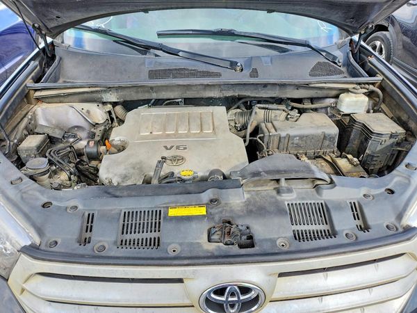 2012 TOYOTA HIGHLANDER Base/Hybrid — Engine bay
