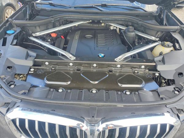 2020 BMW X5 xDrive40i — Engine bay