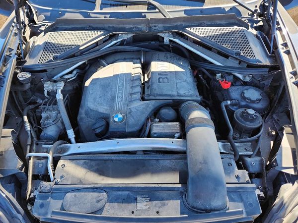 2013 BMW X6 xDrive35i — Engine bay