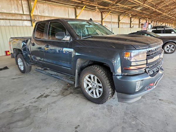 2017 CHEVROLET SILVERADO LT — Passenger 3/4