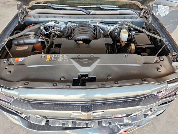 2017 CHEVROLET SILVERADO LT — Engine bay